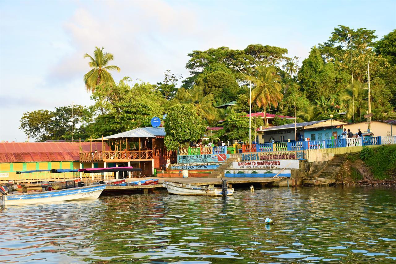 Hostal Green Coast Carenero Island Exterior photo